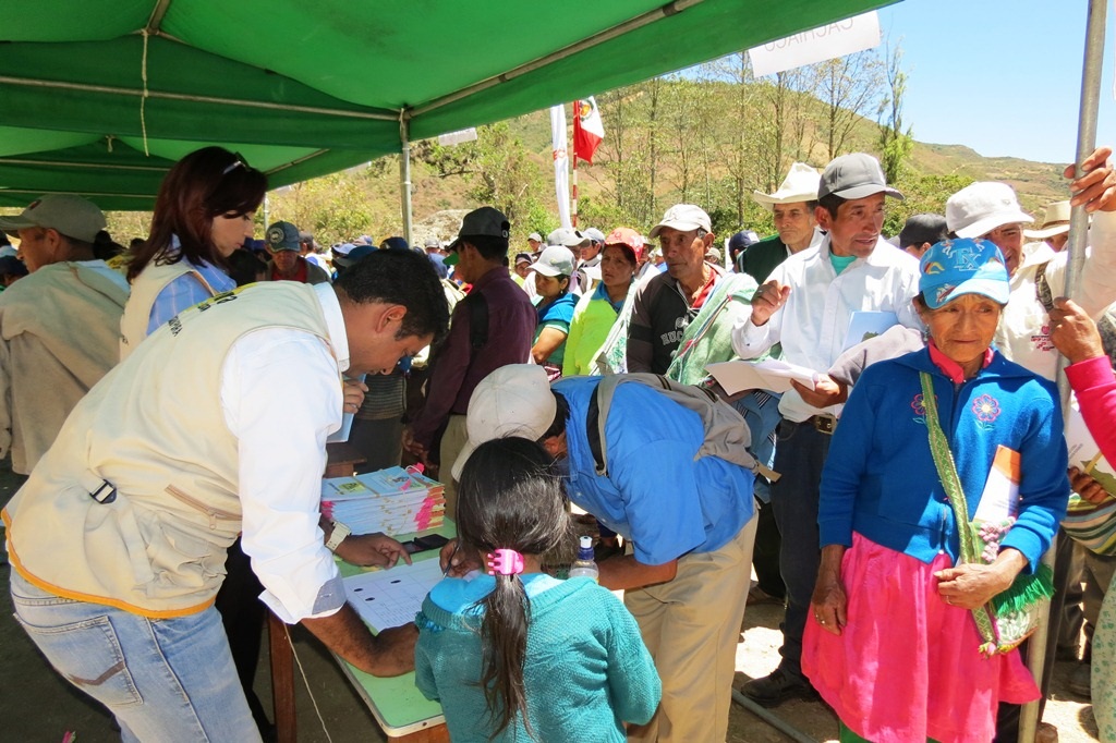 Entrega de titulos de propiedad en Pacaipampa