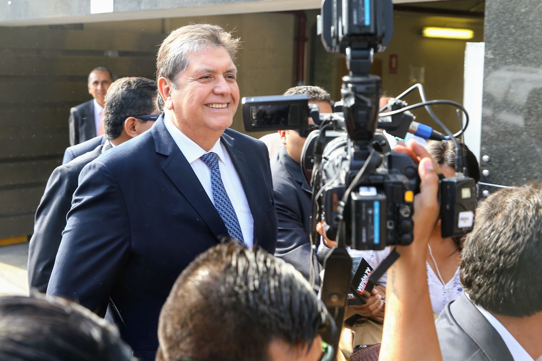 Alan Garcia entrega pasaporte