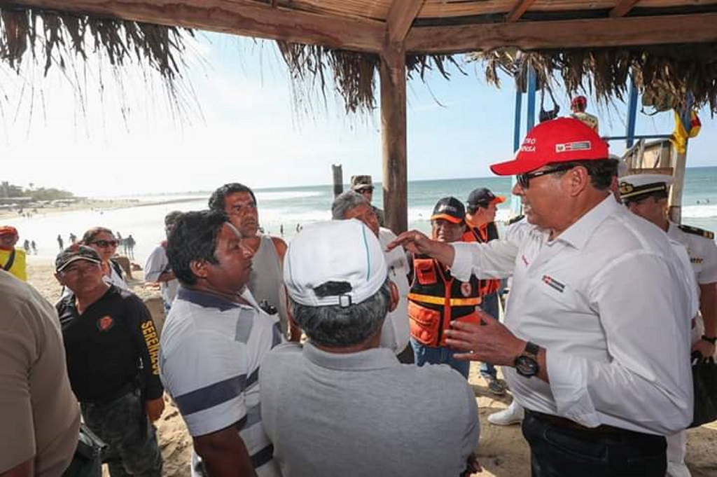 Ministro de Defensa escucha a pobladores sobre impacto de oleajes