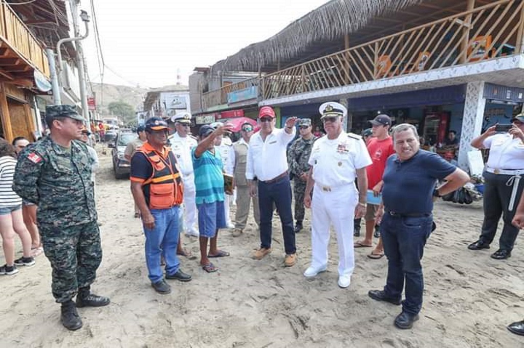 Ministro de Defensa escucha a pobladores sobre impacto de oleajes