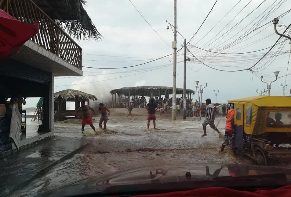 Oleaje anómalo en Máncora | Fotografías COER-Piura