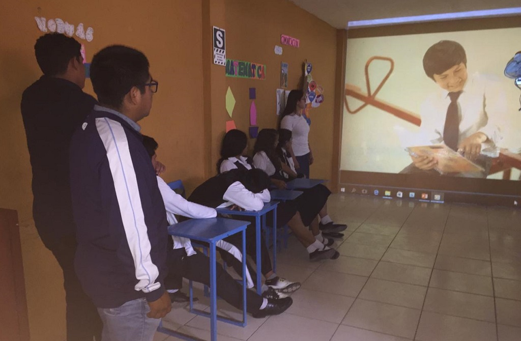 Alumnos de colegio Rosa de Santa María participando en actividad