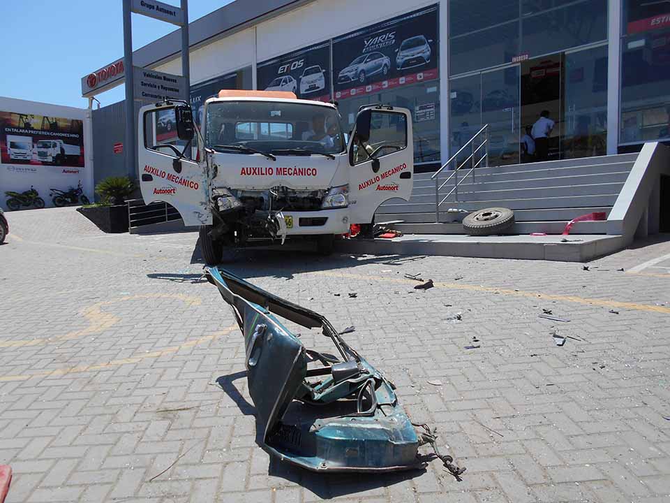 camion choco con otro vehiculo