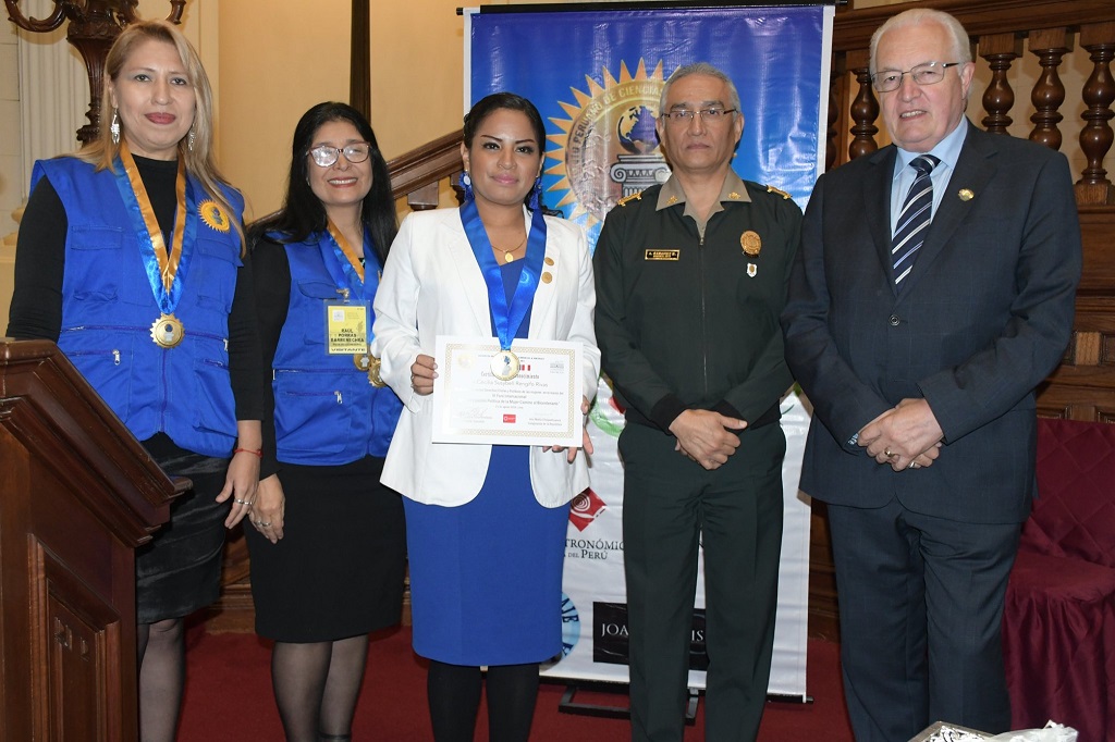 Cecilia Rengifo en reconocimiento