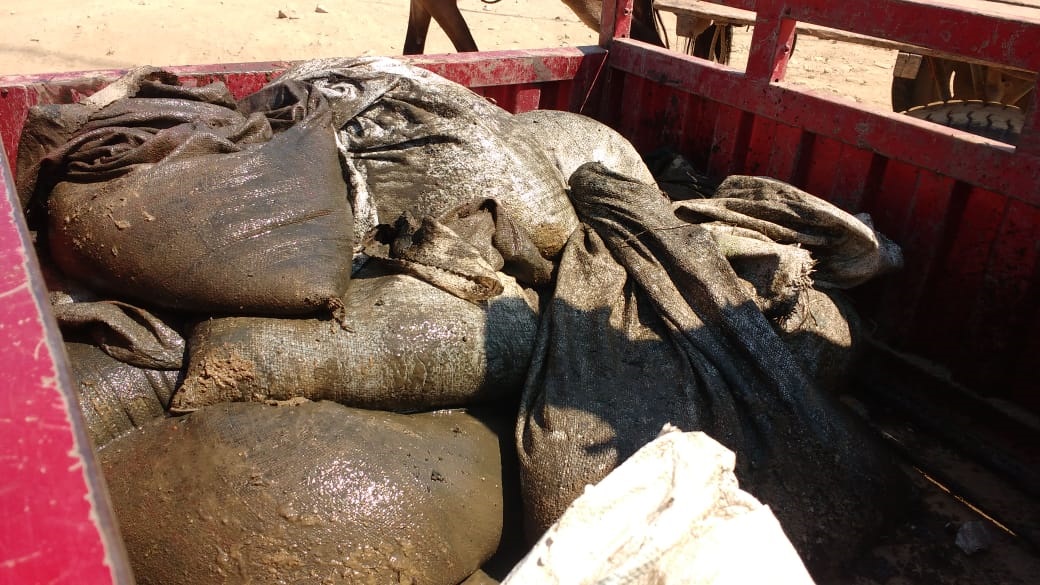 Material extraido de alcantarillas en Chulucanas