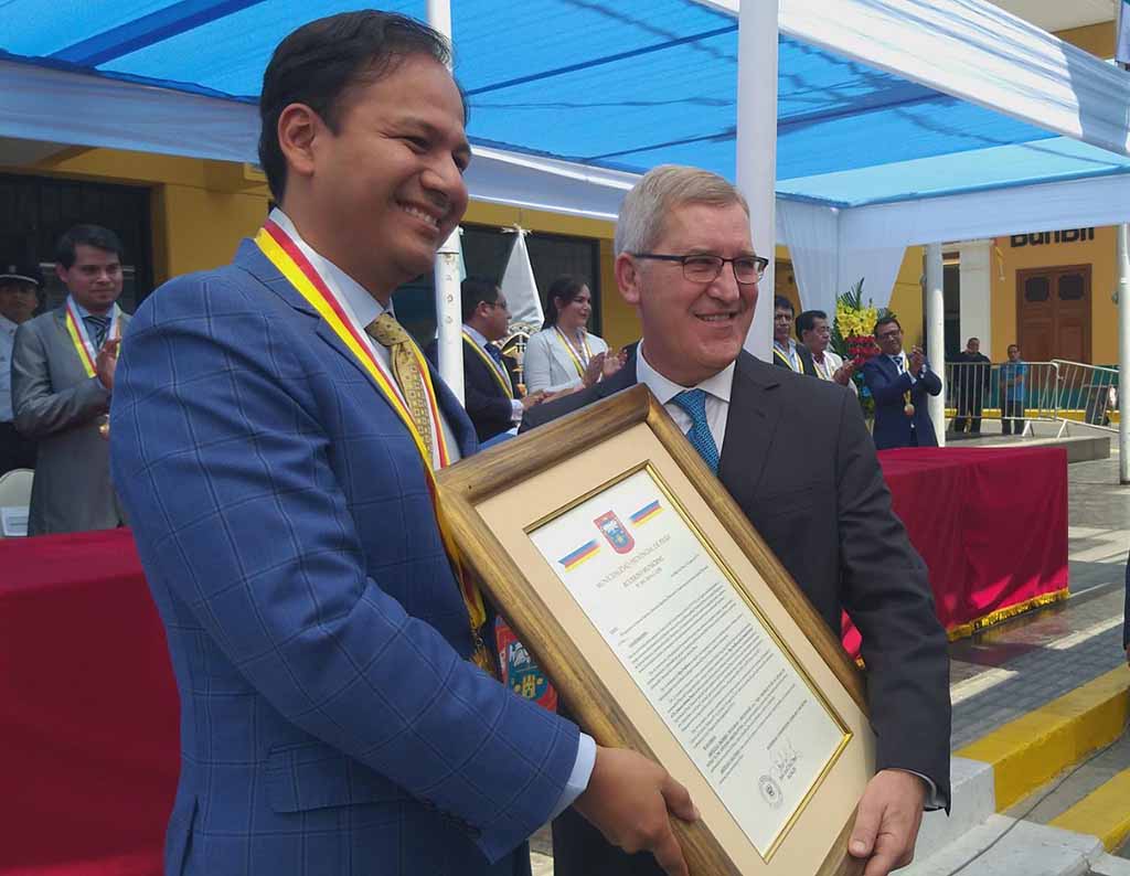 udep recibe medalla 1