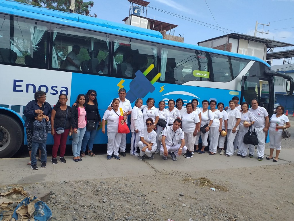 Adultos mayores en paseo utilizando bus eléctrico