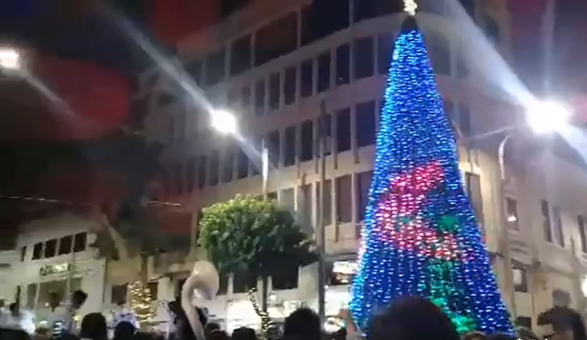 Arbol de Navidad fue encendido en plaza de Armas de Piura