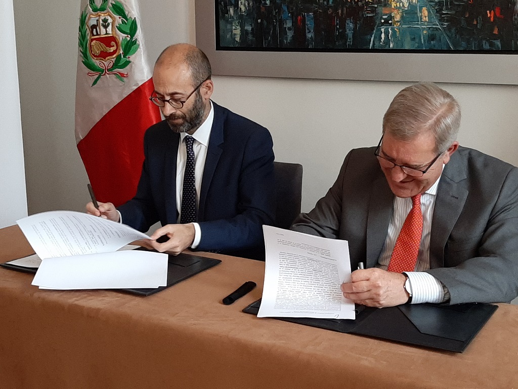José Manuel Revuelta y Antonio Abruña firman convenio