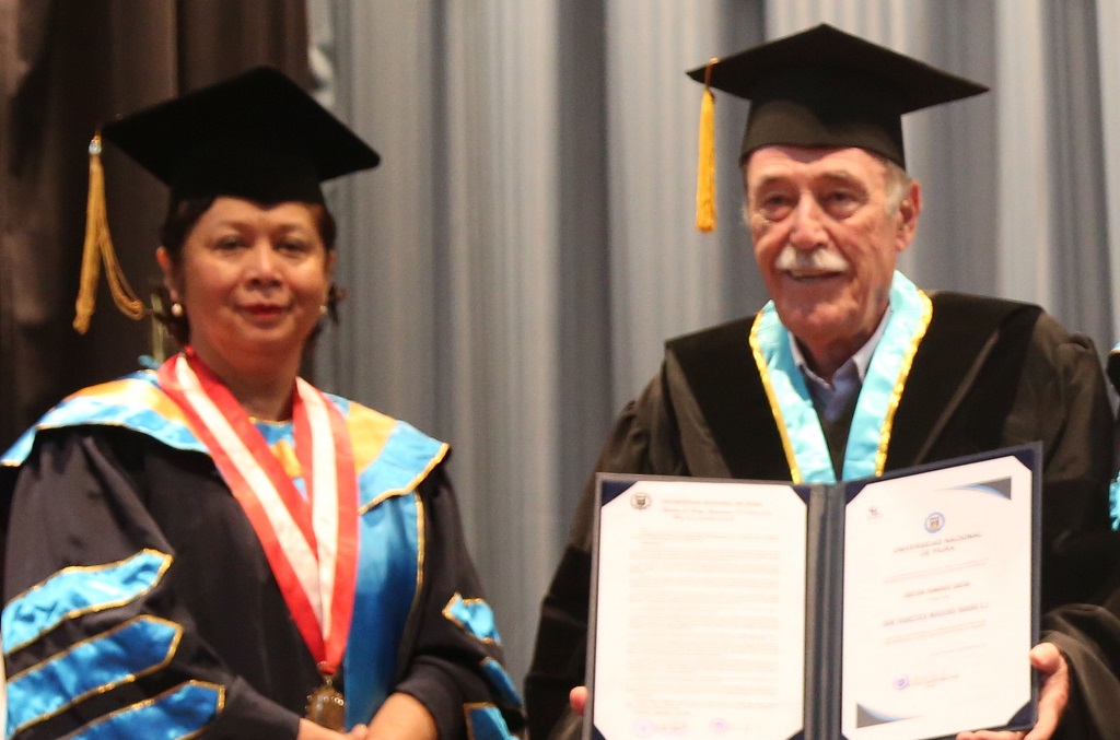 Paco Muguiro recibe Doctorado Honoris Causa