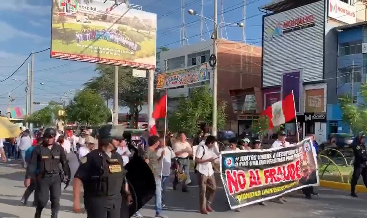 Marcha de protesta de estudiantes y docentes de la UNP