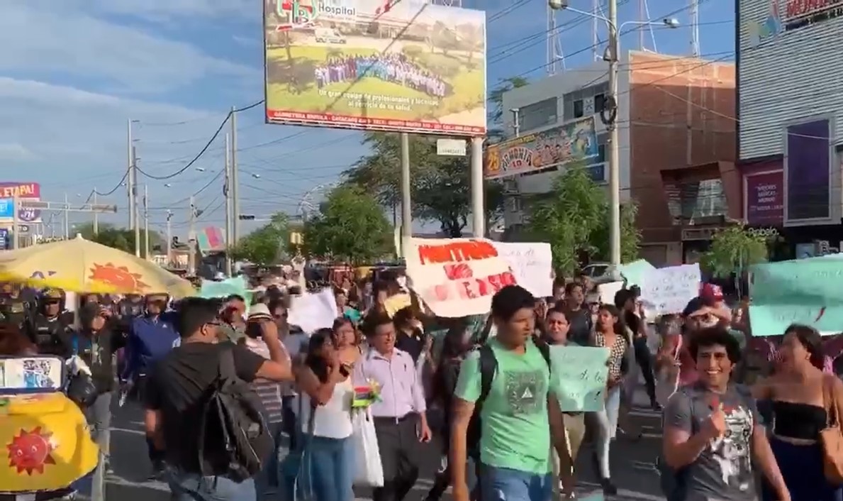 Alumnos y docentes de la UNP marcharon por calles de la ciudad