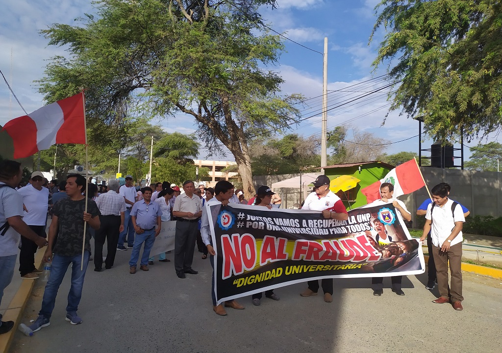 Marcha de protesta de alumnos y docentes contra presunto fraude