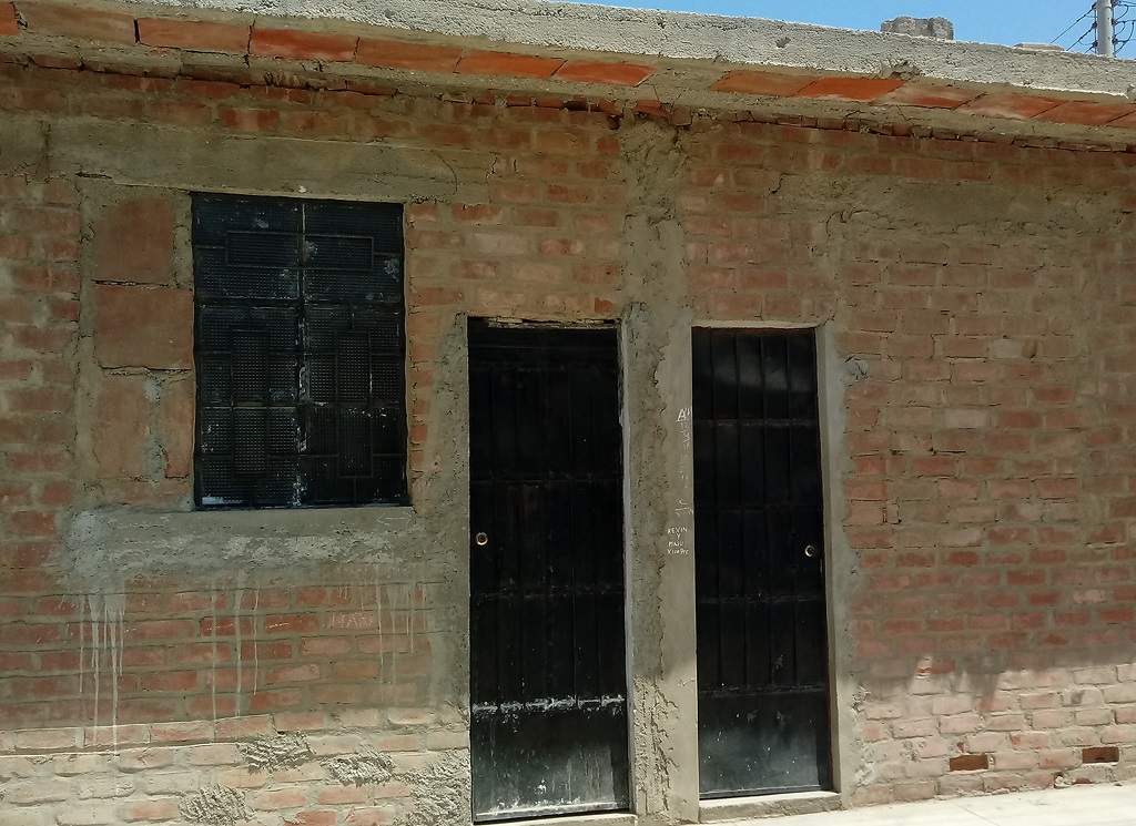 Robo vendedora periodicos