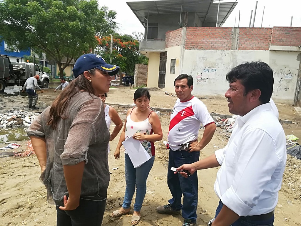 Afloramiento de aguas servidas en avenida Sullana