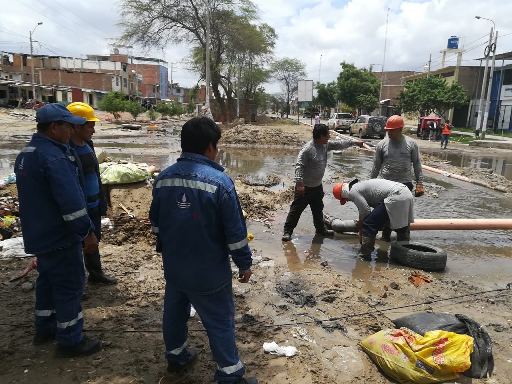 Afloramiento de aguas servidas en avenida Sullana