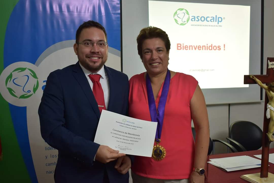 Christian Requena Palacios y Decana Nacional del Colegio Médico