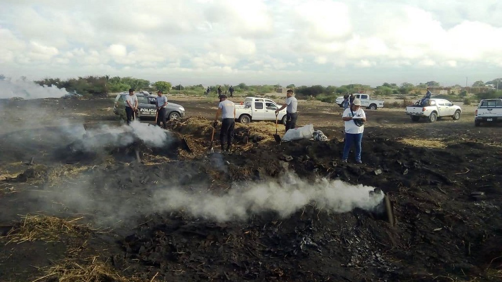 Realiza destrucción de hornillas de procesamiento de carbón de algarrobo