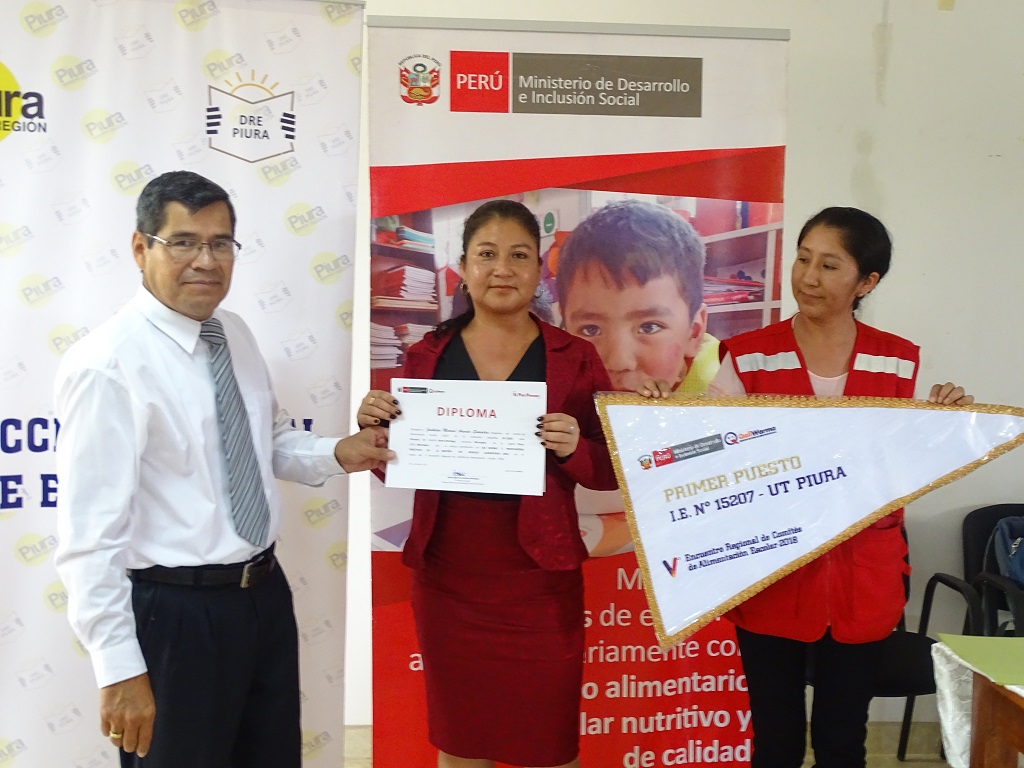 Entregan reconocimiento a institución educativa de Morropón