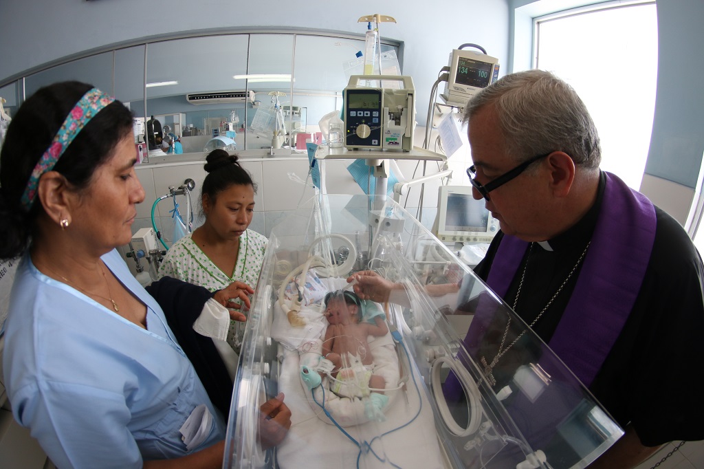 Monseñor Eguren visita a nneonatos en Hospital Regional de Piura