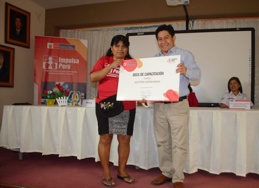 Inician capacitación en gestión empresarial de artesanas marinas de Sechura