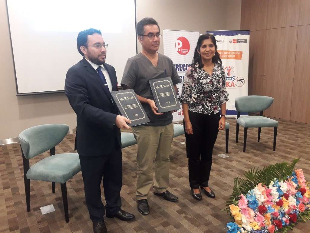 Proyecto Assist de Usaid hace entrega de Guía a Dr. César Guerrero de Diresa