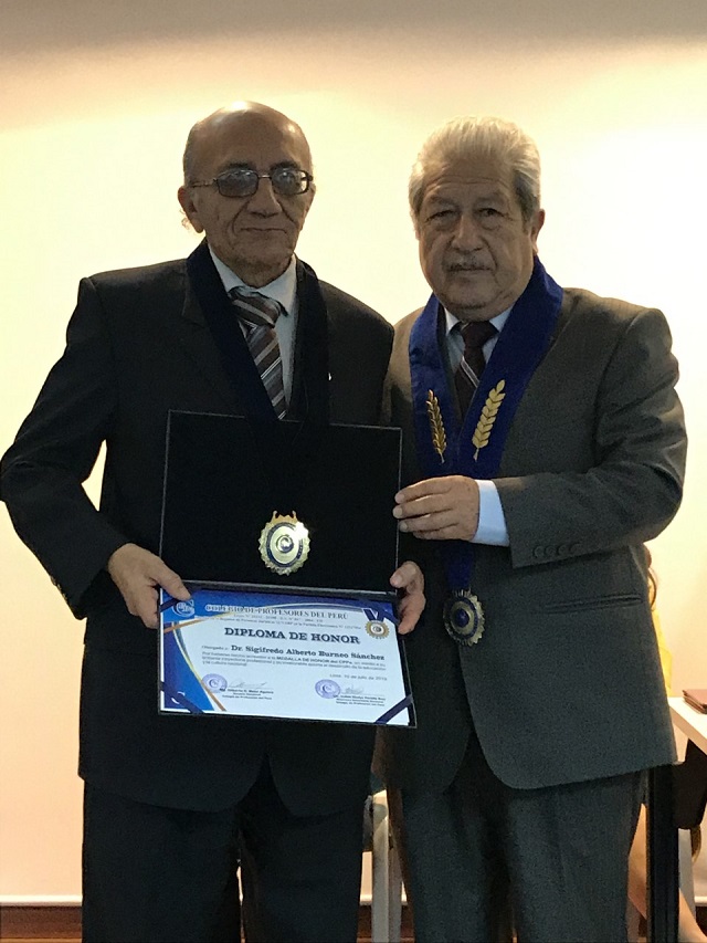 Sigifredo condecorado 02
