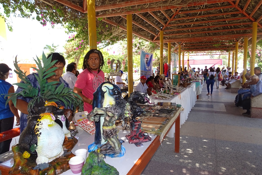 Exposición por aniversario de los artesanos en provincia de Talara
