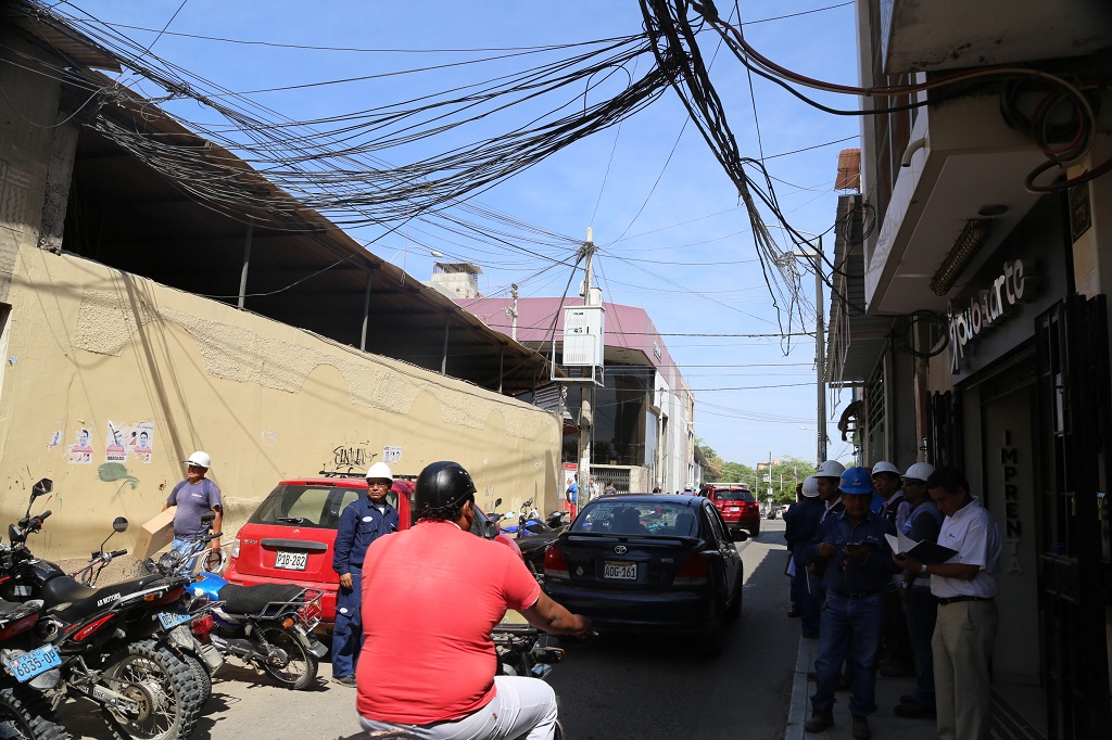 Cables de telefonia crean riesgos eléctricos en Piura