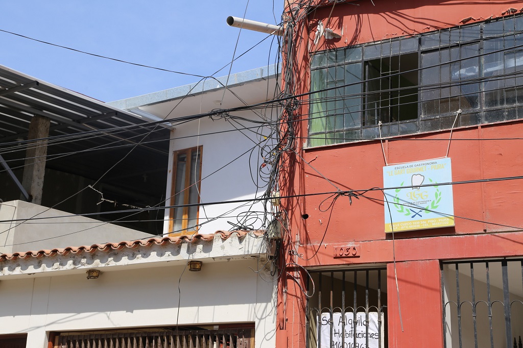 Cables de telefonia crean riesgos eléctricos en Piura