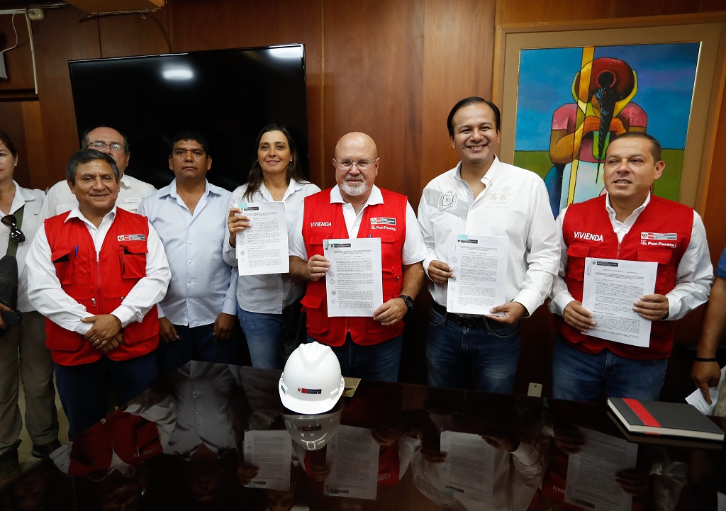 Carlos Bruce firma convenio en Piura