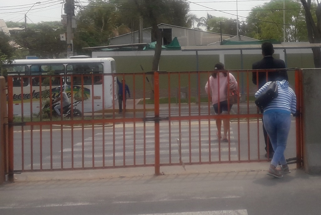 Riesgo de transeúntes en avenida Sanchez Cerro al cruzar vía