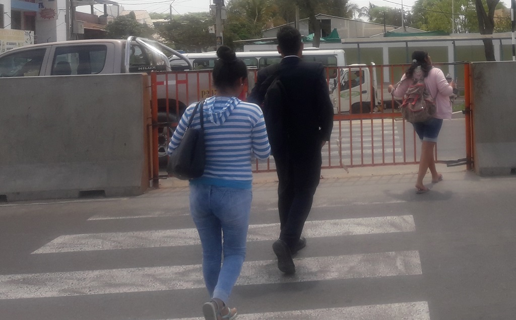Riesgo avenida Sanchez Cerro al cruzar vía