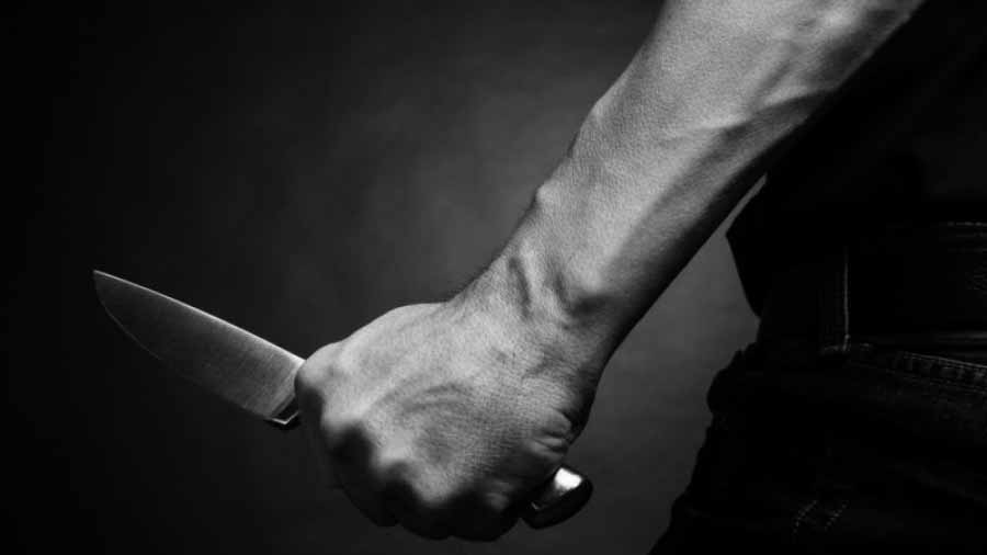 sujeto ataca con cuchillo