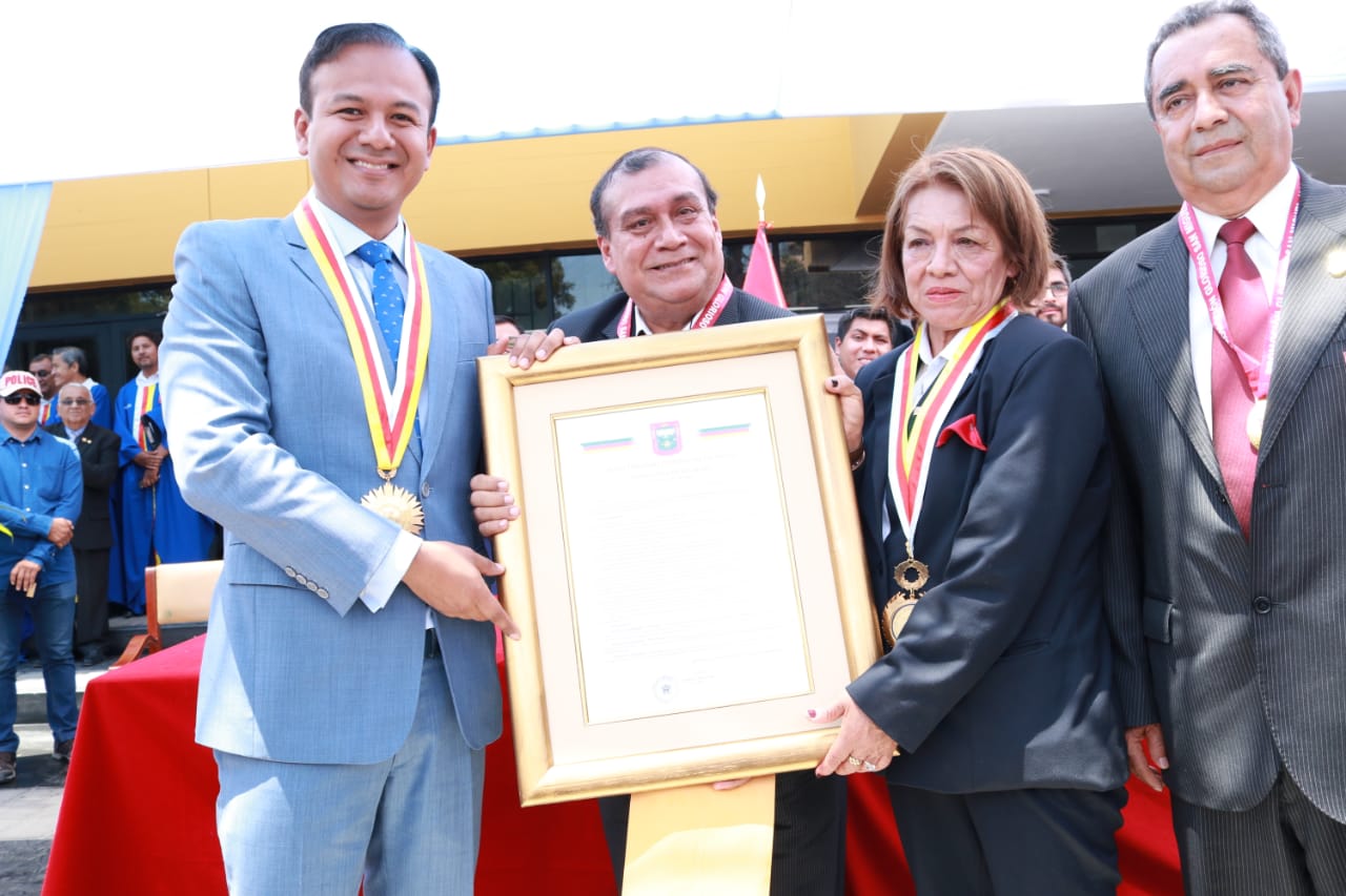 Entregan medalla de la Ciudad de Piura a Colegio San Miguel