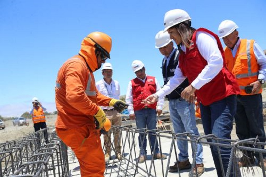 Ministra de Transportes recorre inversiones en sistema vial que se realiza en Piura