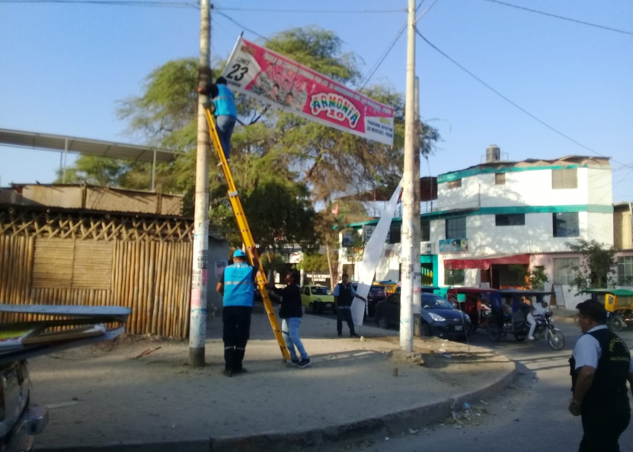 Piura: realizan retiro de publicidad no autorizada de calles de la ciudad