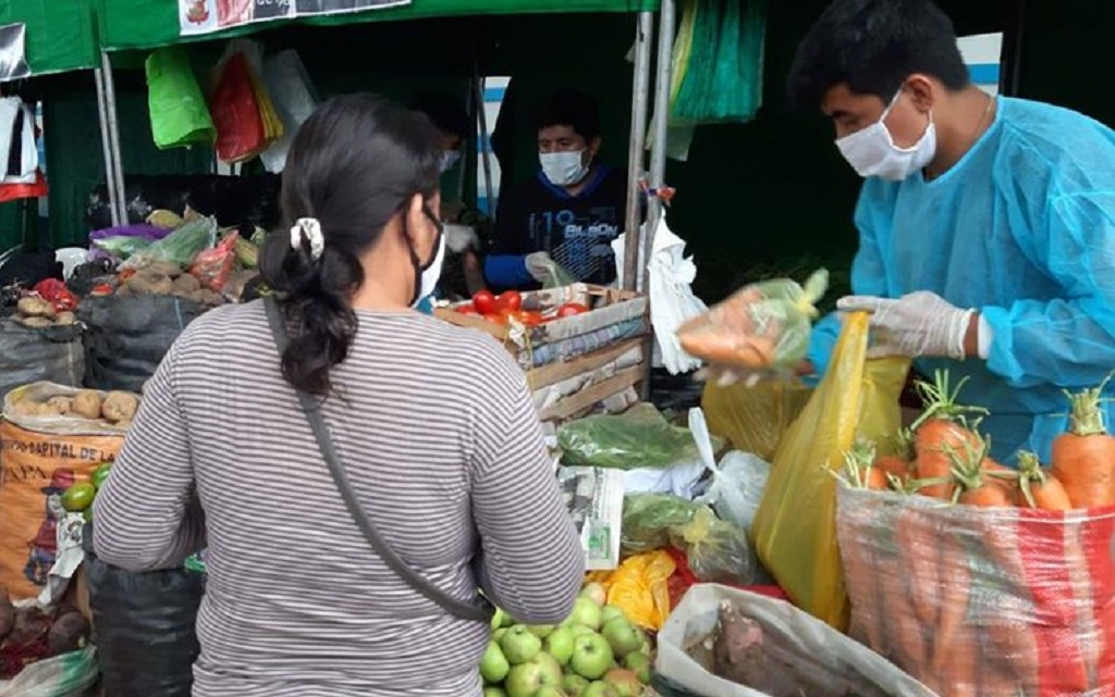 Pequeños productores expenden sus productos