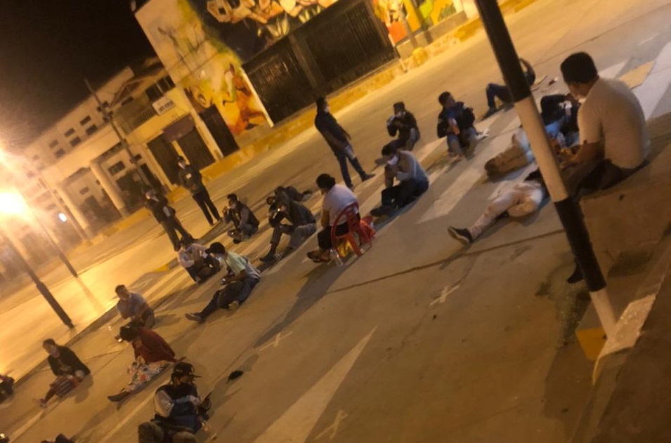 Tambograndinos pernoctan desde la noche anterior esperando cobrar bono