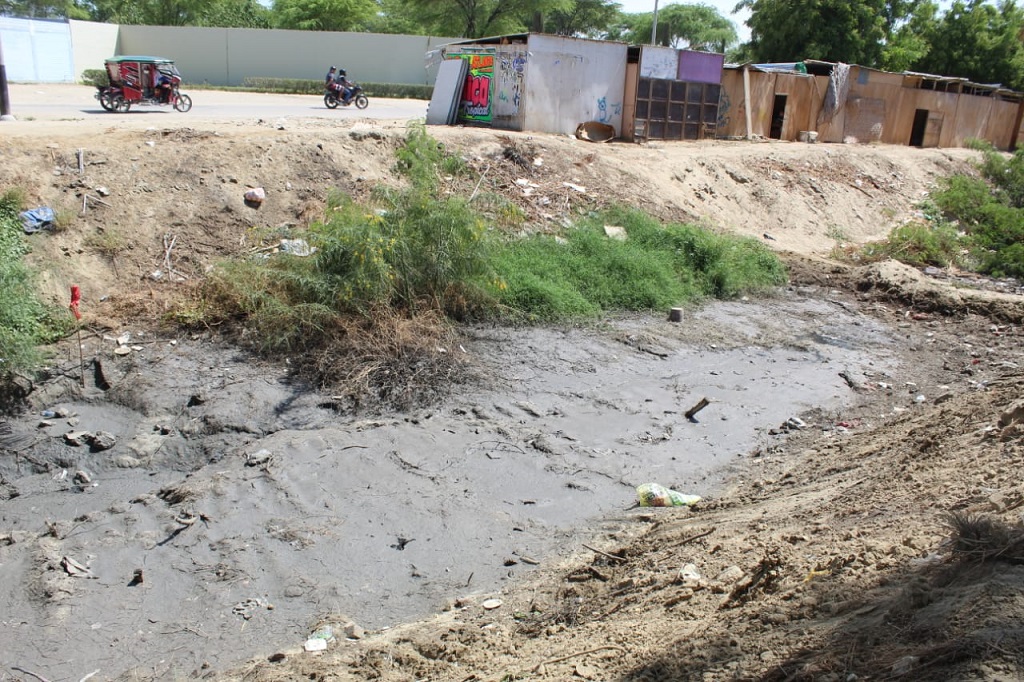 Municipalidad de Castilla multa a EPS Grau por verter desagües en Dren 1308