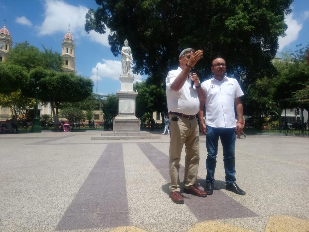 Raúl Diez Canseco y candidato Juan Aguilar Hidalgo