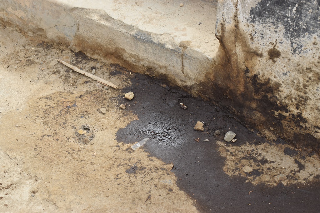 Filtracion petroleo en colegio 1