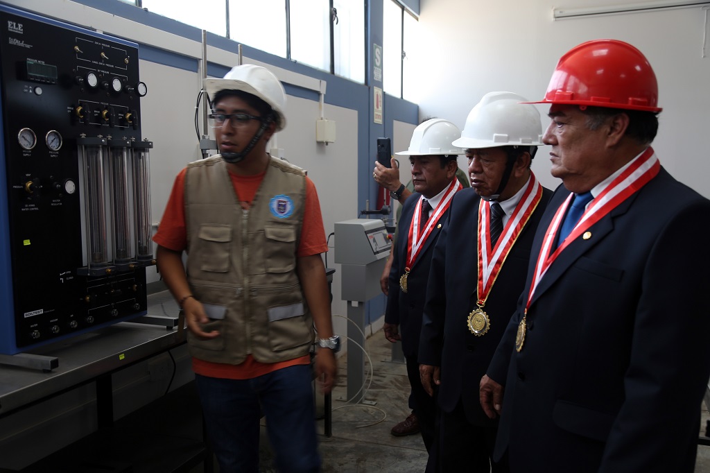 Inauguración de laboratorio en Universidad Nacional de Piura