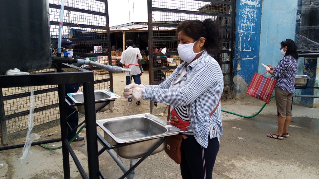 Lavatorio al ingreso de mercado de abastos de Tambogrande
