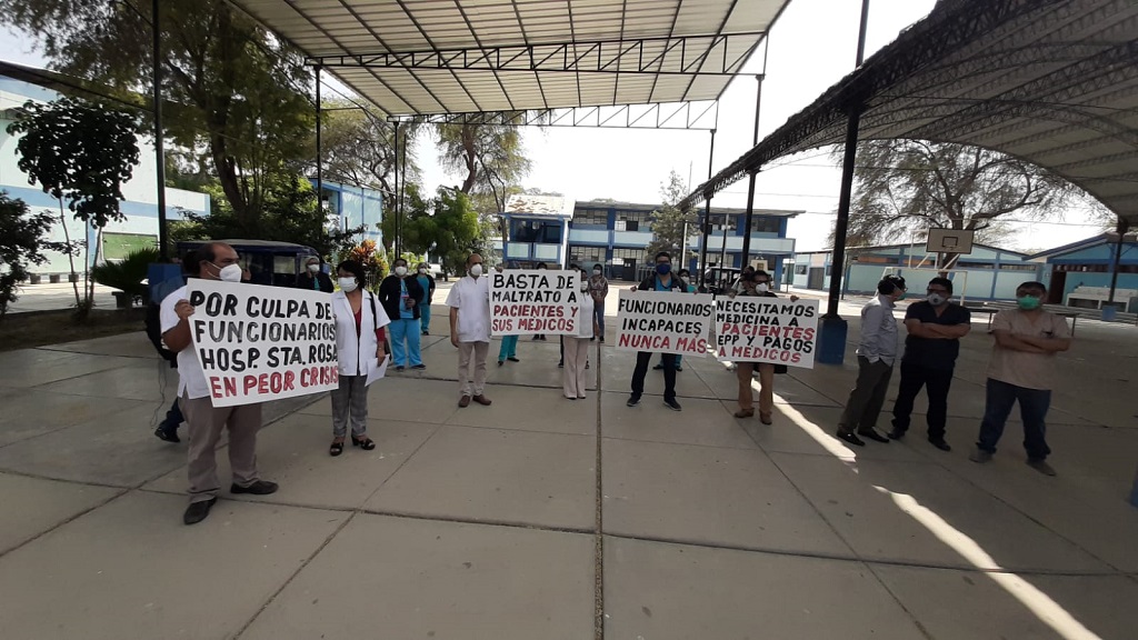 Piura: personal del Hospital Santa Rosa realizó protesta pidiendo pago de horas complementarias