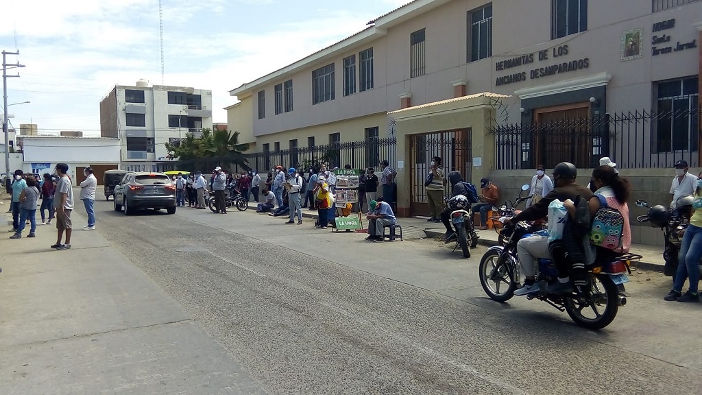 Pacientes exigen agilizar entrega de medicamentos para evitar aglomeración y contagios