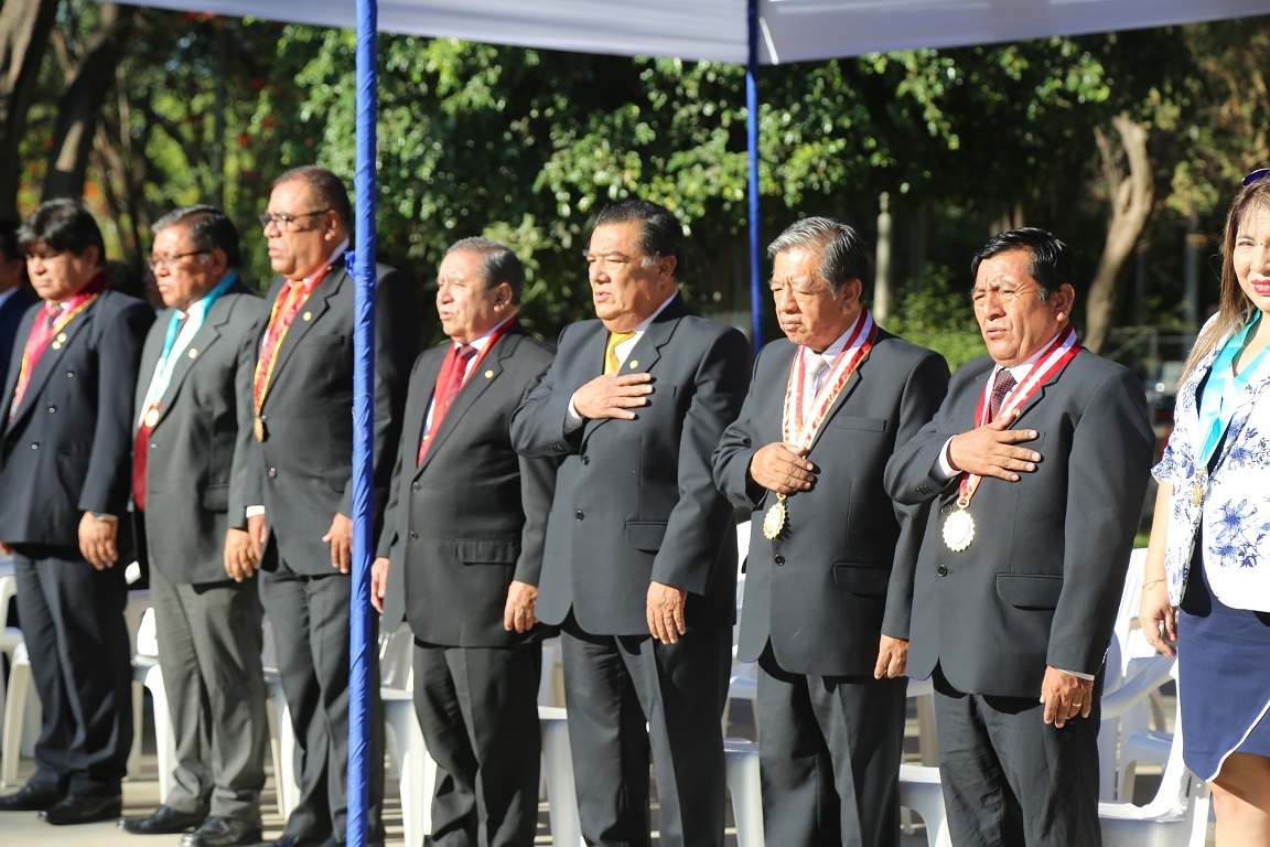 Con izamiento de pabellón nacional y desfile inician festejos en UNP