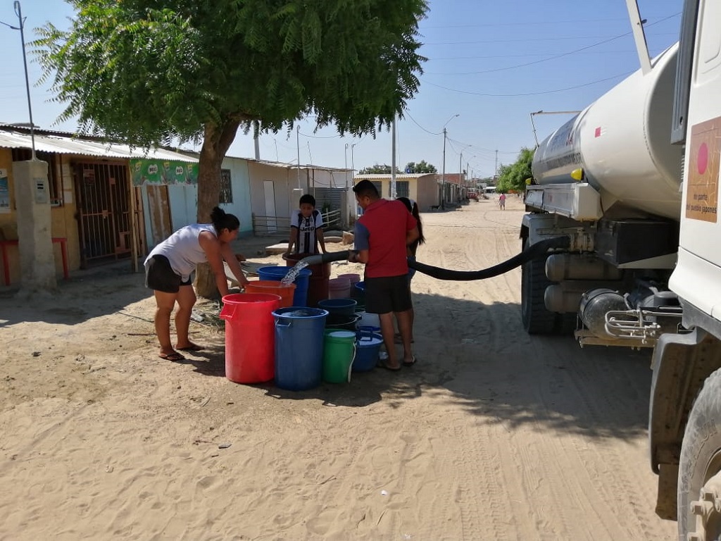 Piura: distribuyen agua potable con camiones cisterna por emergencia