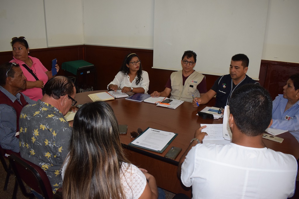 Carmelita Abad y autoridades1