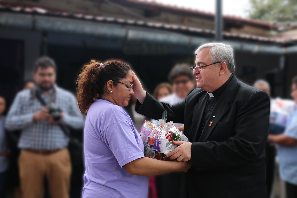 Monsenor Eguren pide cese de violencia contra la mujer
